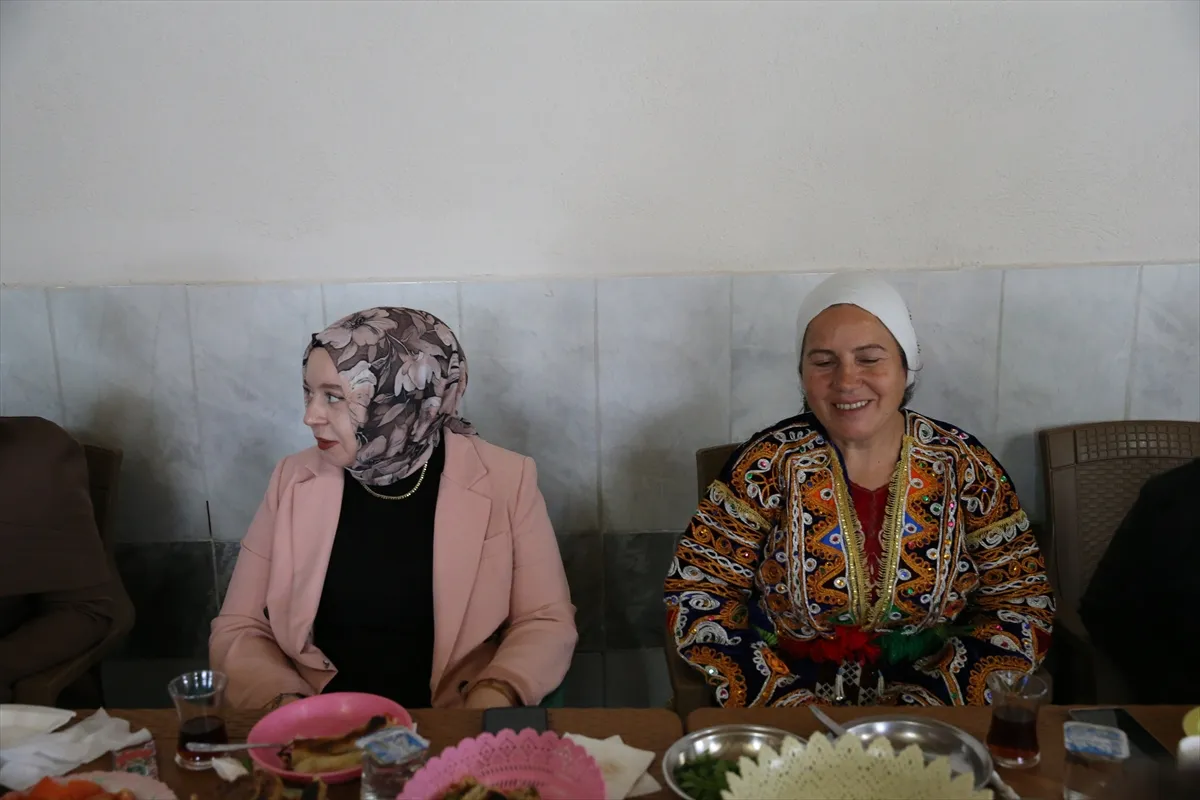 Kaymakam Yeşim Altın, köy sakinlerinin dertlerini ocak başında dinliyor 7. kare
