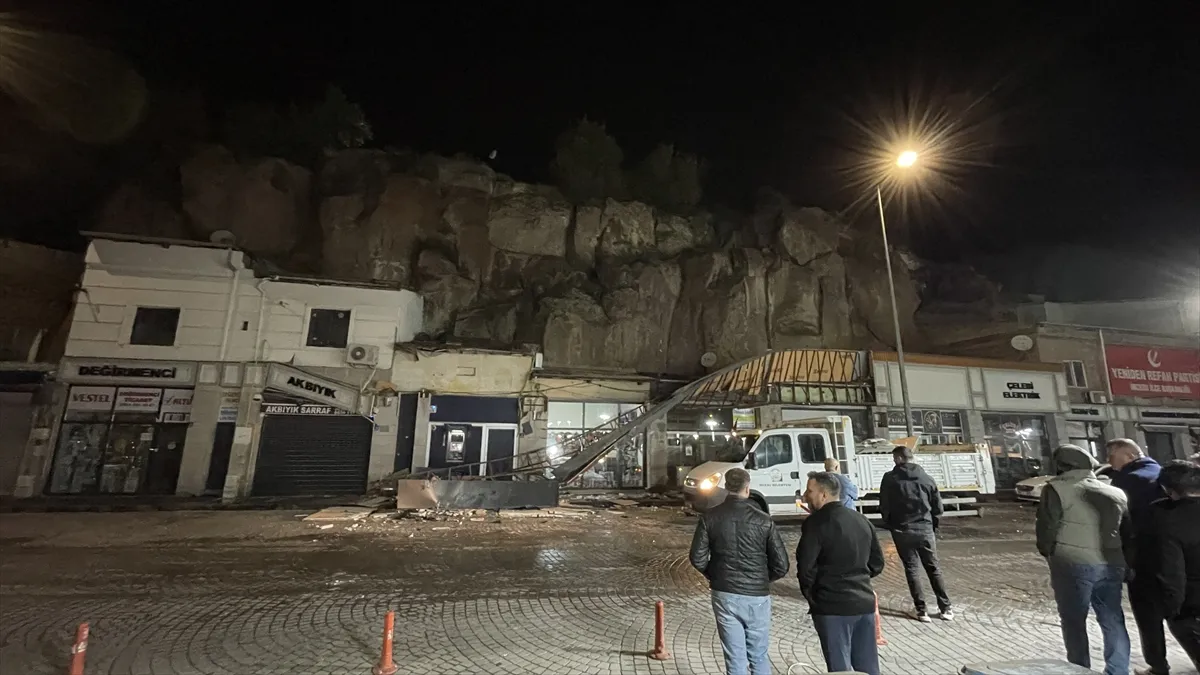 Kayseri’de kayalıklardan iş yerlerinin üzerine düşen otomobilin sürücüsü yaralandı