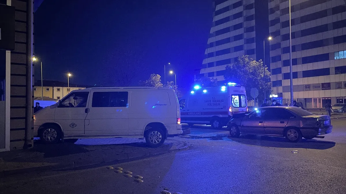 Kayseri’de otomobil ile minibüsün çarpıştığı kazada 2 kişi yaralandı