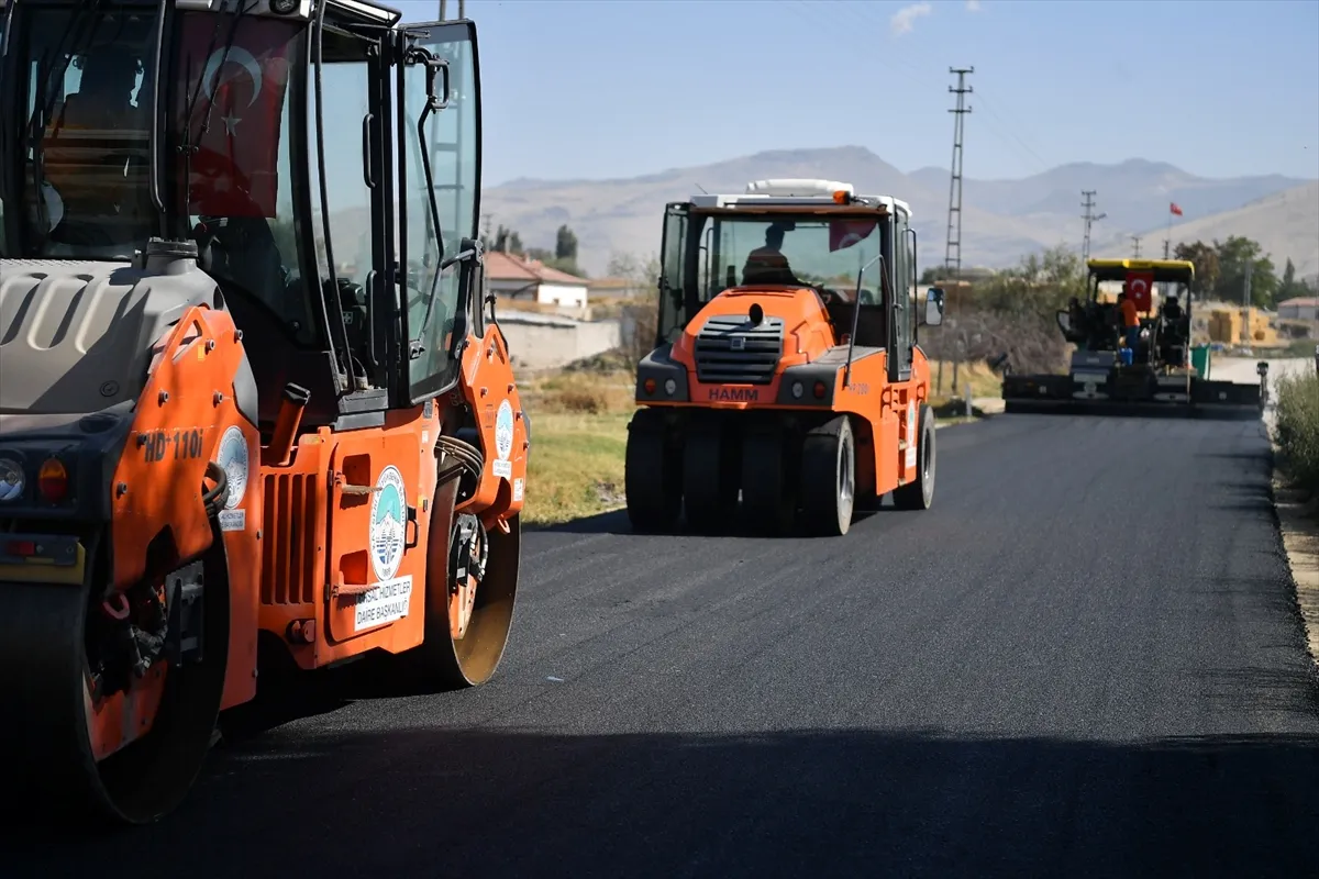 Kayseri’nin Yahyalı ilçesinde asfalt çalışması yapıldı Kayseri’nin Yahyalı ilçesinde asfalt çalışması yapıldı