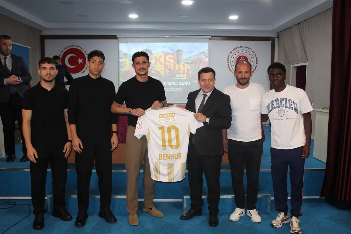 Kayserisporlu futbolculardan çocuk cezaevine ziyaret