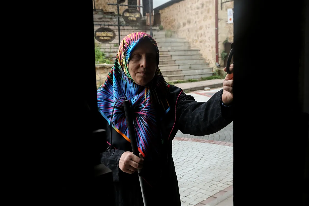 Kendisi gibi görme engelli çocuklar için oyuncak bebekler örüyor Kendisi gibi görme engelli çocuklar için oyuncak bebekler örüyor
