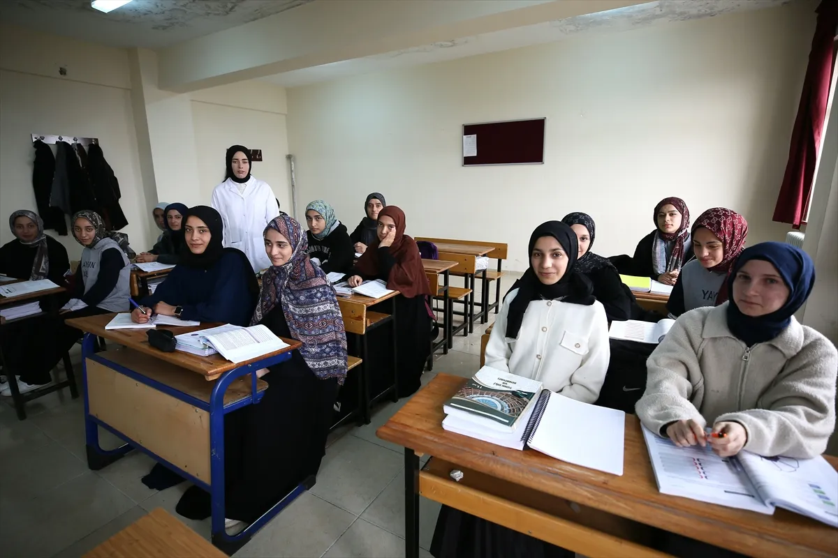 Kendisini okula kazandıran öğretmenlerinin yolundan gidiyor Kendisini okula kazandıran öğretmenlerinin yolundan gidiyor