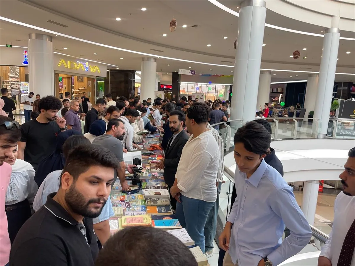 Kerkük’te bir AVM’de vatandaşlara 2 bin kitap dağıtıldı Kerkük’te bir AVM’de vatandaşlara 2 bin kitap dağıtıldı