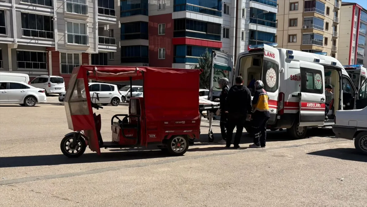 Kırıkkale’de otomobil ile elektrikli motosikletin çarpıştığı kazada 4 kişi yaralandı Kırıkkale’de otomobil ile elektrikli motosikletin çarpıştığı kazada 4 kişi yaralandı
