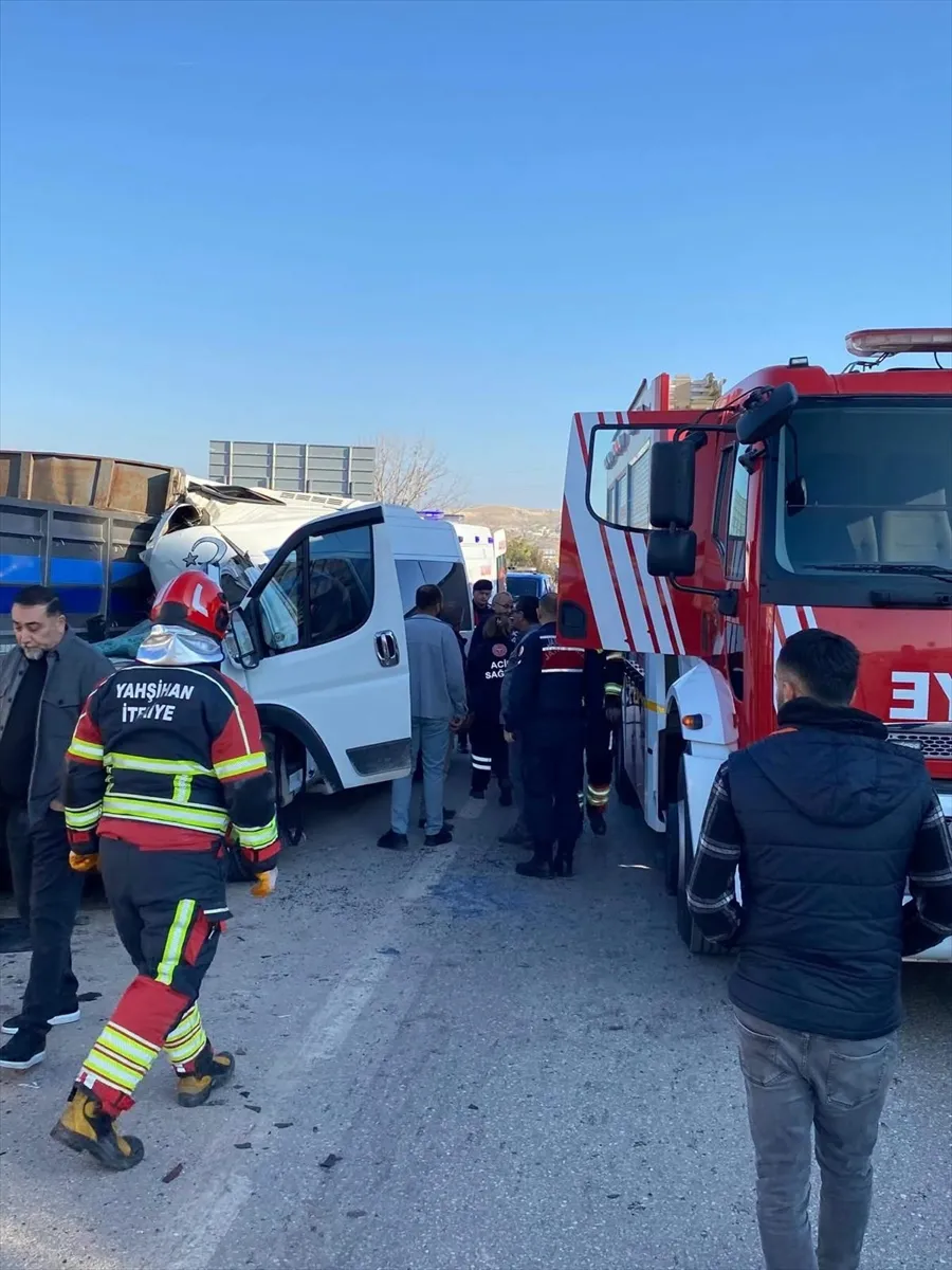 Kırıkkale’de tıra çarpan minibüsün sürücüsü yaralandı Kırıkkale’de tıra çarpan minibüsün sürücüsü yaralandı