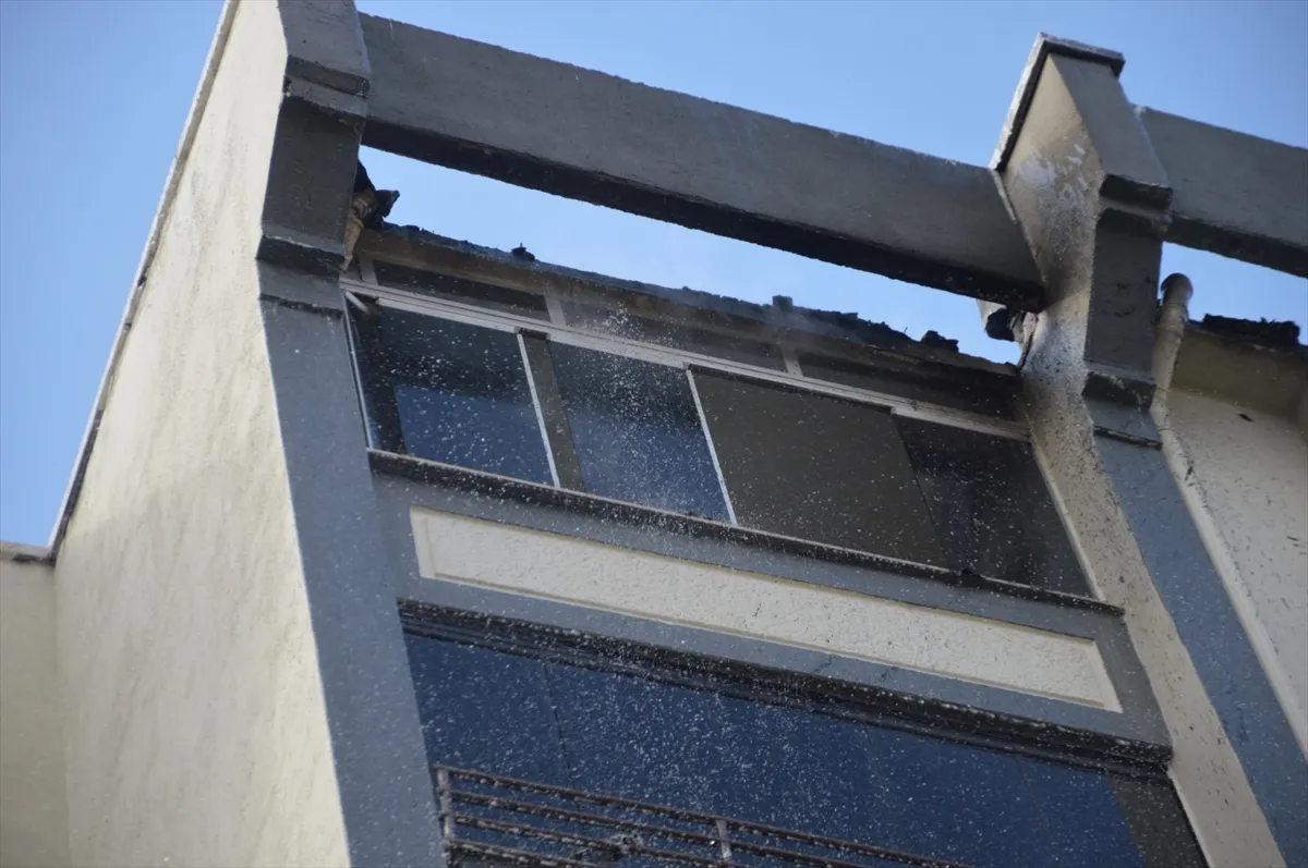 Kırklareli’nde apartmanın çatı katında çıkan yangında hasar oluştu