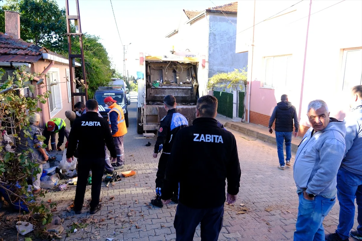 Kırklareli’nde bir evden 8 kamyon çöp ve atık malzeme çıkarıldı