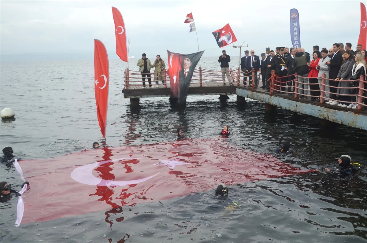 Kocaeli’de dalgıçlardan denizde 29 Ekim kutlaması Kocaeli’de dalgıçlardan denizde 29 Ekim kutlaması