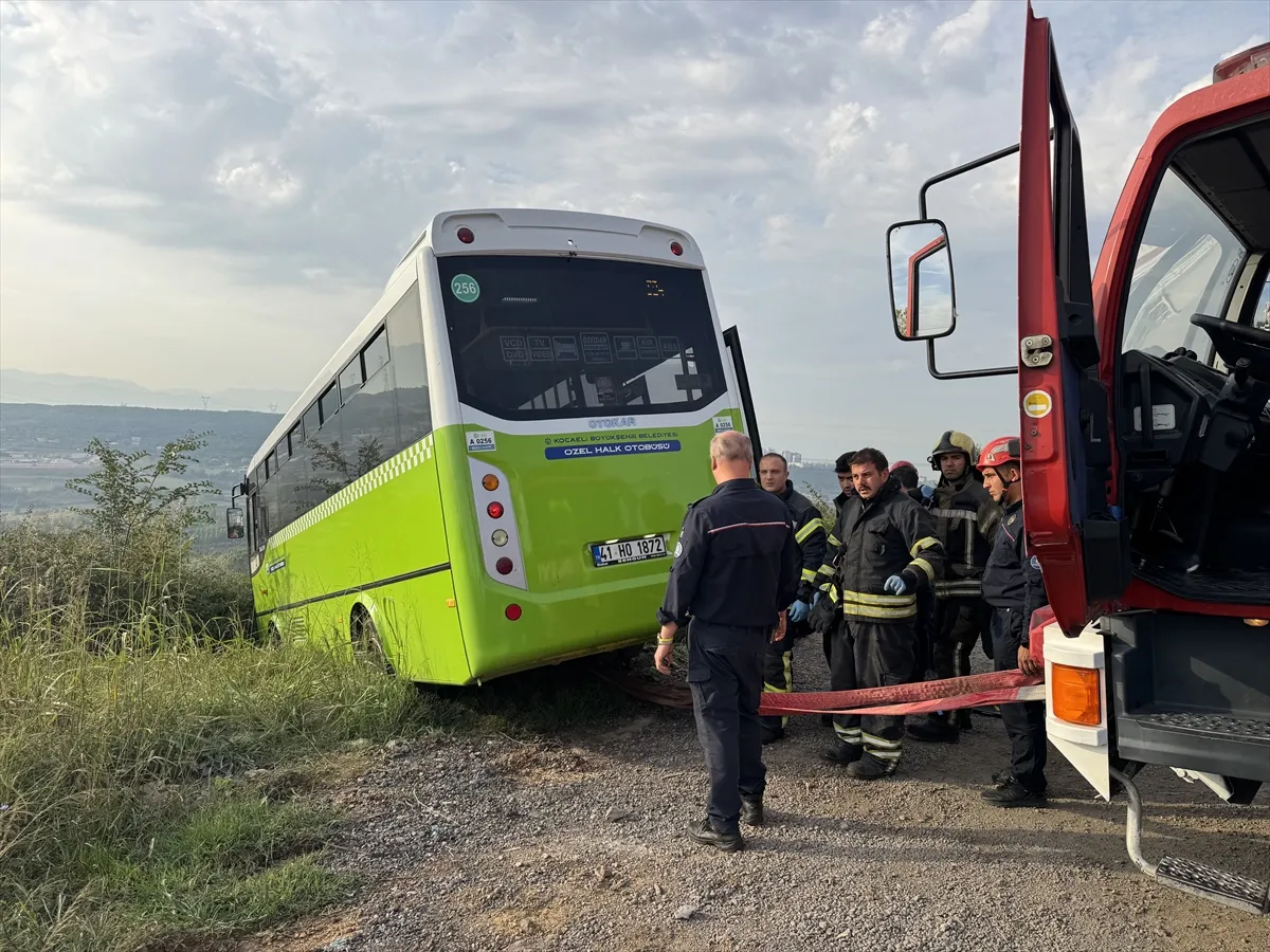 Kocaeli’de şarampole düşen özel halk midibüsünün altında kalan sürücü öldü Kocaeli’de şarampole düşen özel halk midibüsünün altında kalan sürücü öldü