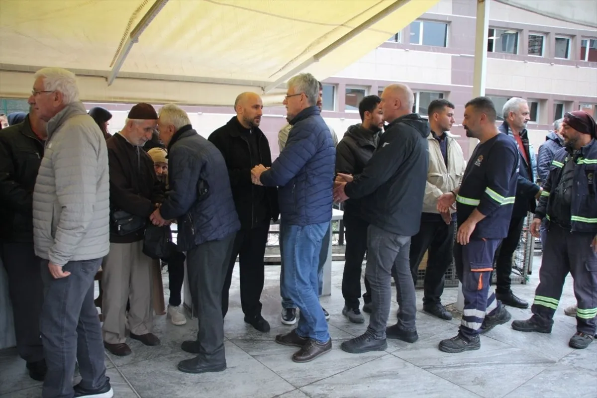 Kocaeli’de silahla öldürülen meclis üyesi Saral toprağa verildi Kocaeli’de silahla öldürülen meclis üyesi Saral toprağa verildi