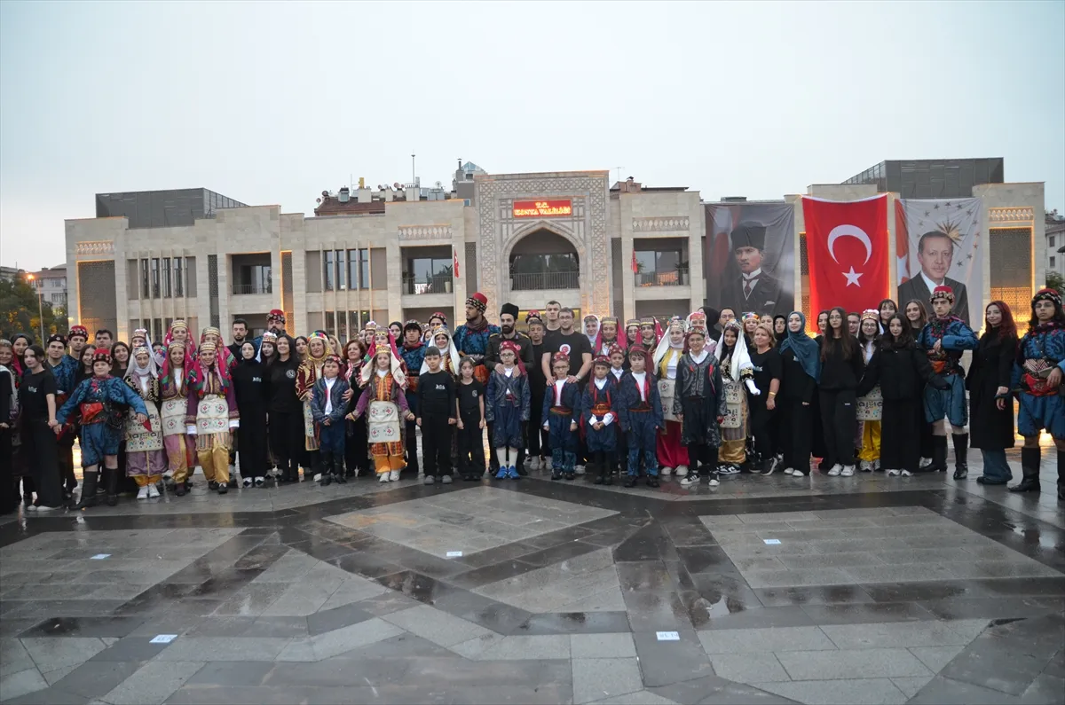 Konya’da Cumhuriyet’in 103. yılına 103 kişilik zeybek gösterisi Konya’da Cumhuriyet’in 103. yılına 103 kişilik zeybek gösterisi