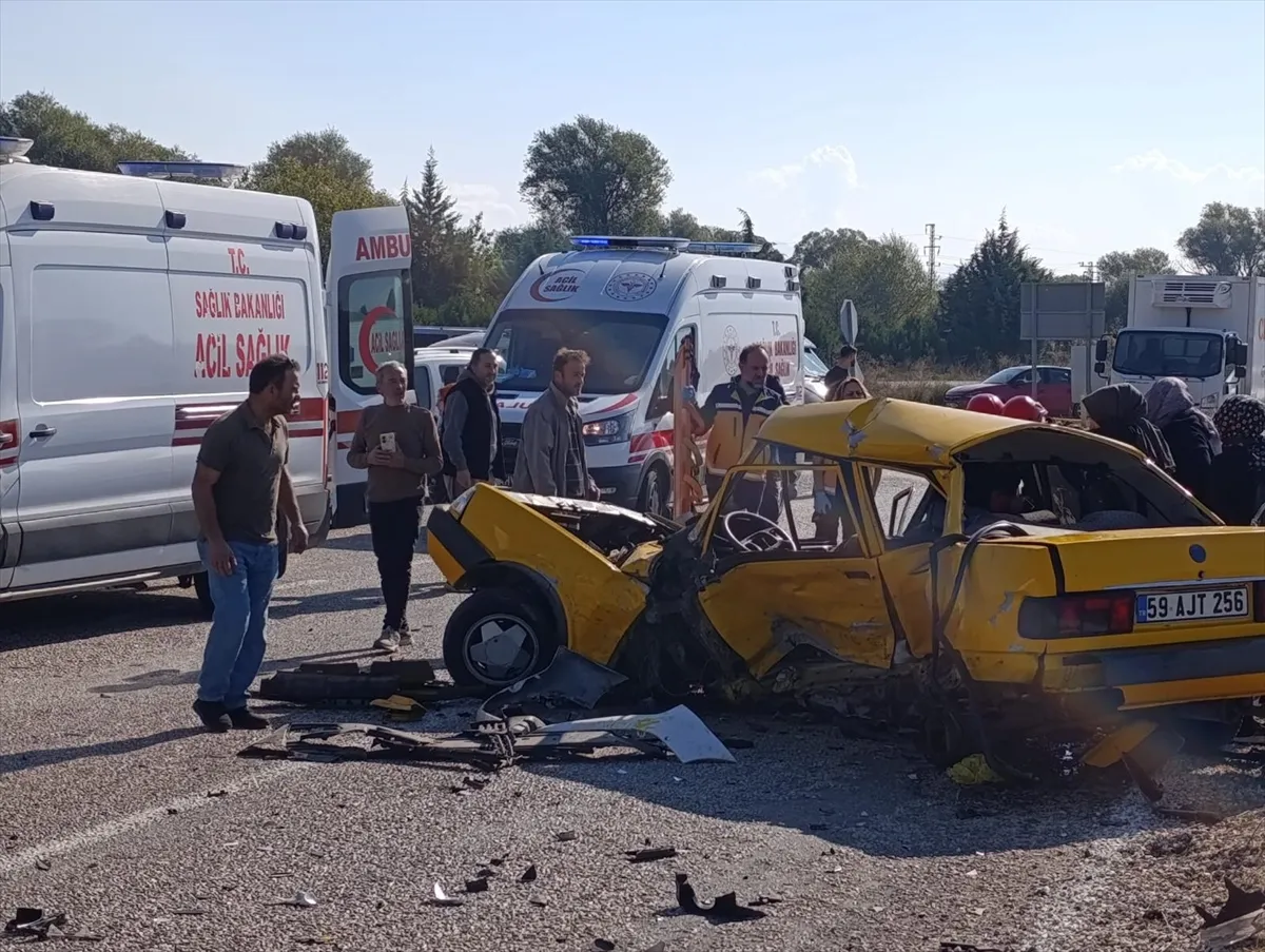 Konya’da otomobil ile hafif ticari aracın çarpıştığı kazada 2 kişi öldü, 2 kişi yaralandı Konya’da otomobil ile hafif ticari aracın çarpıştığı kazada 2 kişi öldü, 2 kişi yaralandı