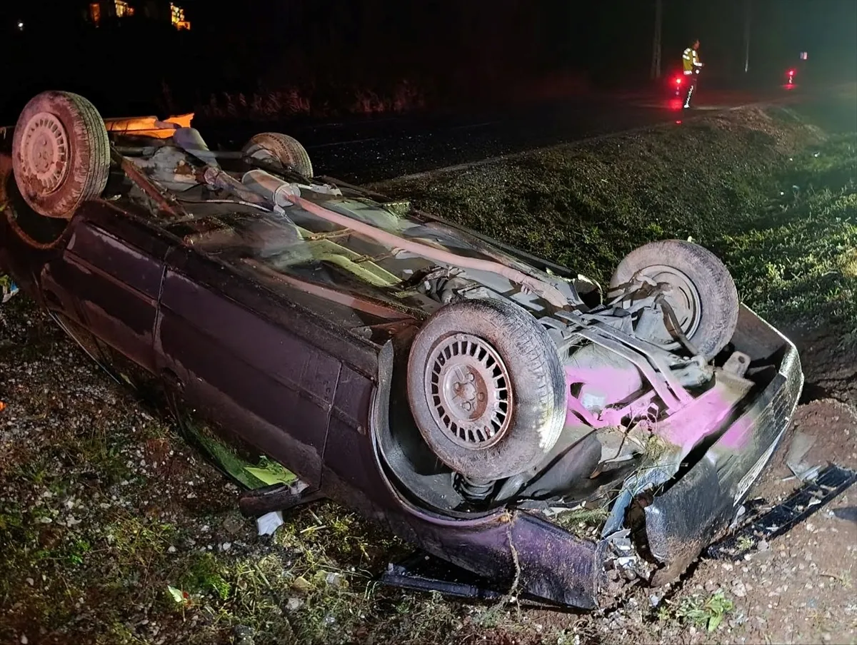 Konya’da refüje devrilen otomobildeki 3 kişi yaralandı