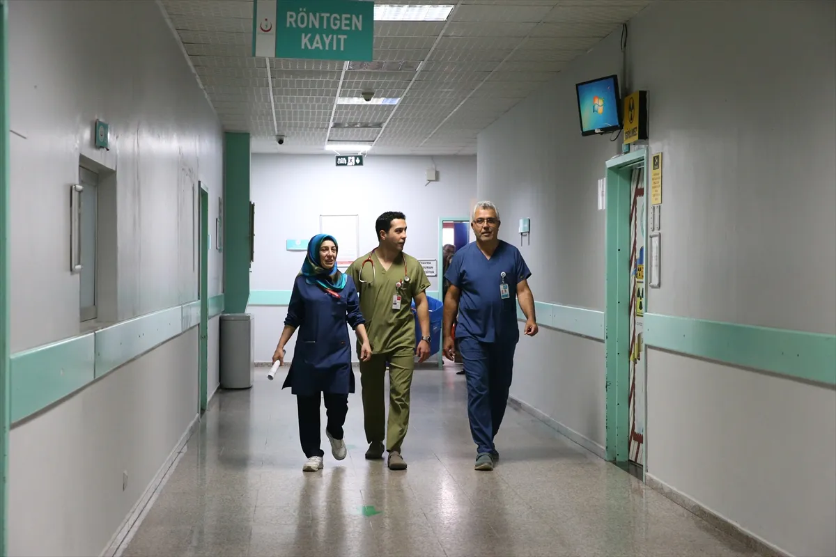 Koridorlarında büyüdüğü hastanede anne ve babasıyla görev yapıyor Koridorlarında büyüdüğü hastanede anne ve babasıyla görev yapıyor