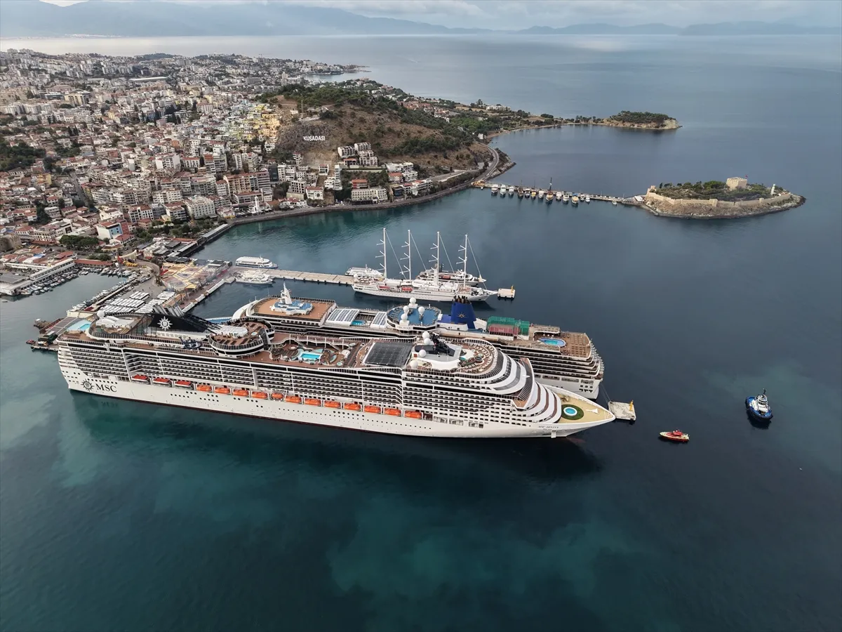 Kuşadası’na 4 kruvaziyerle 6 bin turist geldi Kuşadası’na 4 kruvaziyerle 6 bin turist geldi