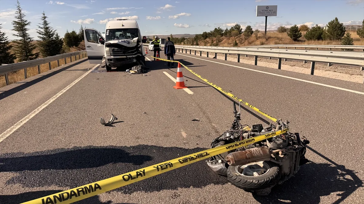 Kütahya’da minibüsle çarpışan motosikletin sürücüsü öldü
