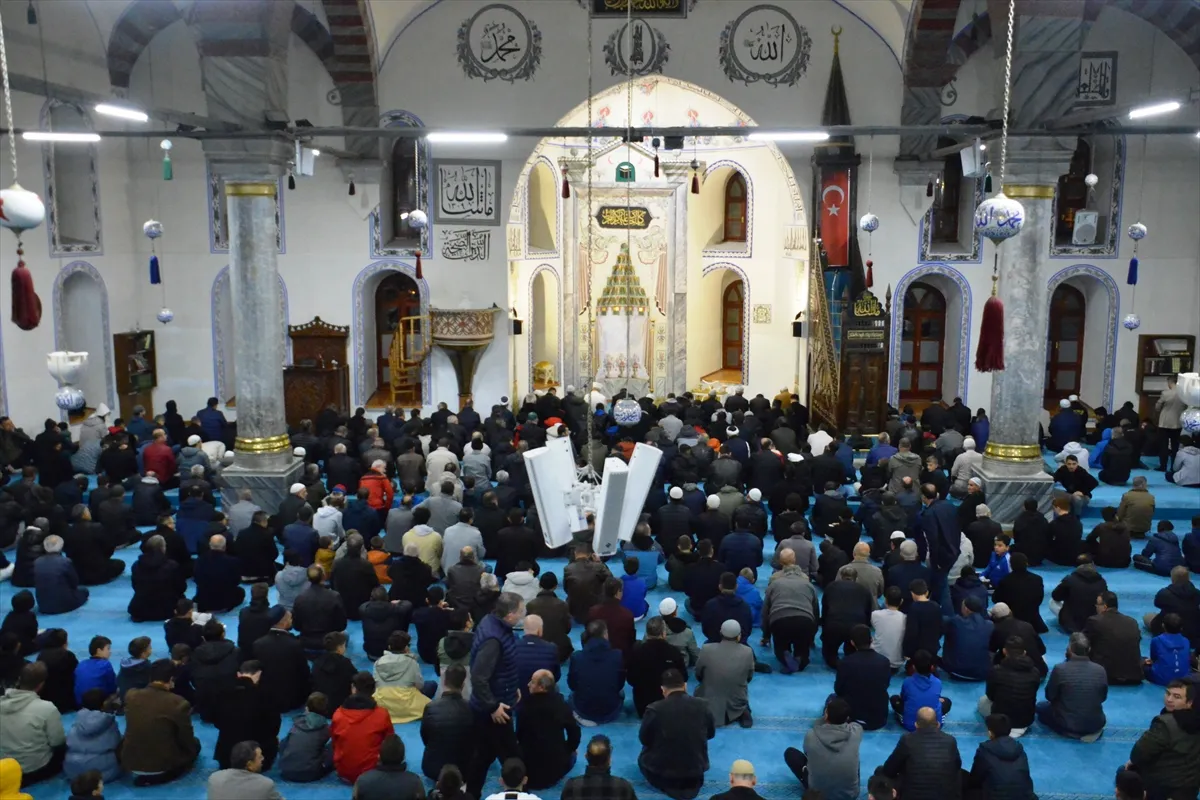 Kütahya’da öğrenciler ve aileleri sabah namazında bir araya geldi Kütahya’da öğrenciler ve aileleri sabah namazında bir araya geldi