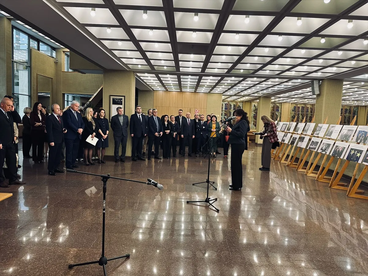 Litvanya Parlamentosunda “Türkiye’nin AB Yolculuğunun Dünü ve Bugünü” sergisi açıldı Litvanya Parlamentosunda “Türkiye’nin AB Yolculuğunun Dünü ve Bugünü” sergisi açıldı