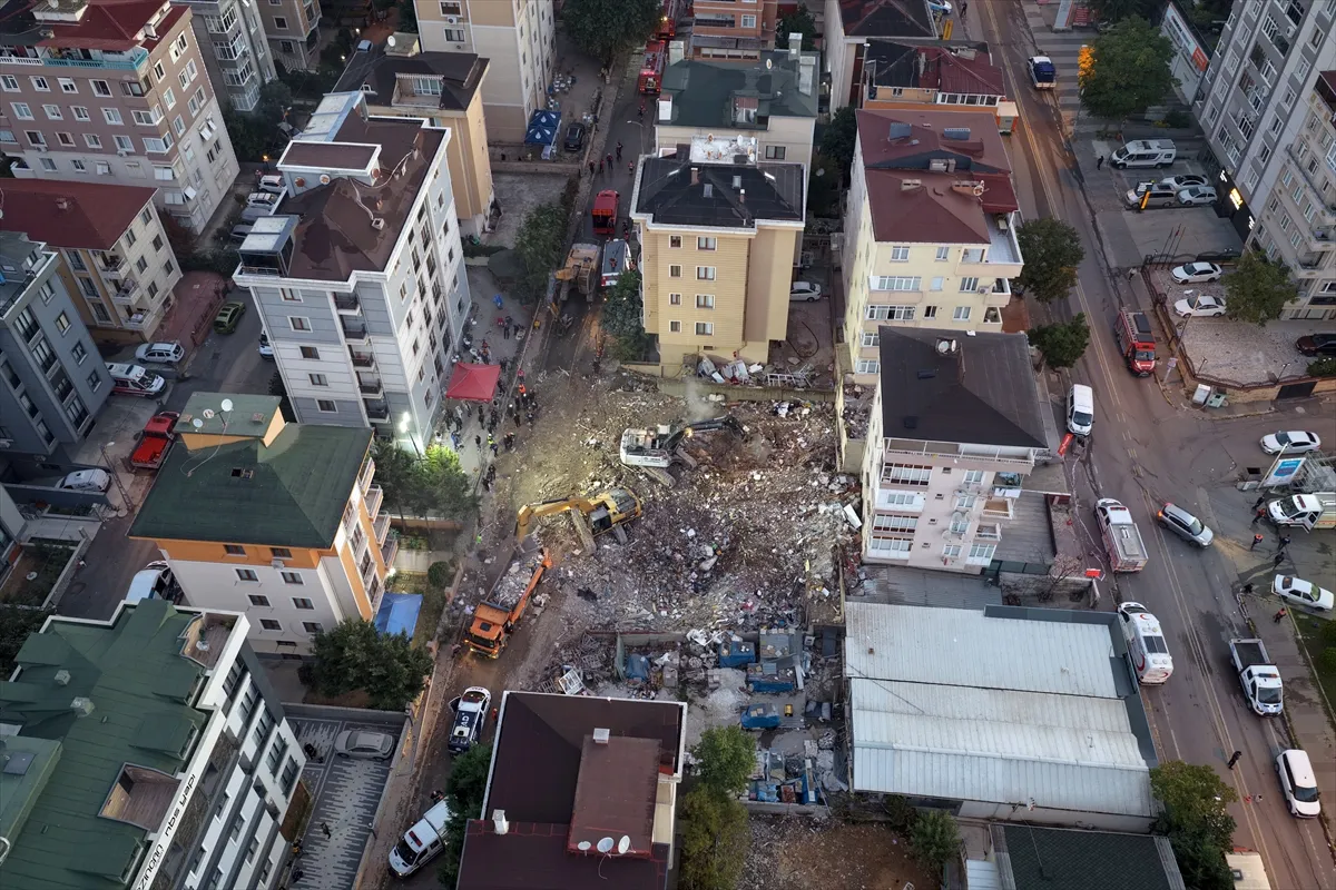Maltepe’de kısmen çöken 7 katlı binada arama kurtarma çalışmaları tamamlandı