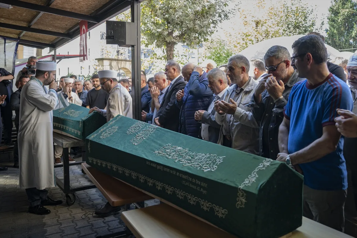 Maltepe’de kısmen çöken binada ölen 2 kardeş için cenaze töreni düzenlendi