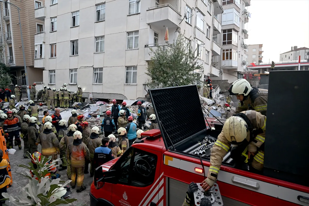 Maltepe’de kısmi olarak çöken 7 katlı binanın enkazından 5 kişi kurtarıldı (GÜNCELLEME 2)