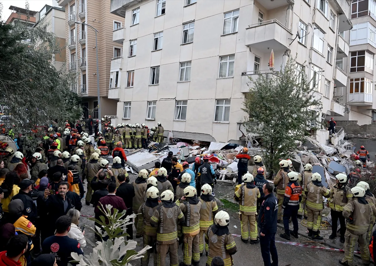 Maltepe’de kısmi olarak çöken 7 katlı binanın enkazından 5 kişi kurtarıldı (GÜNCELLEME 2)