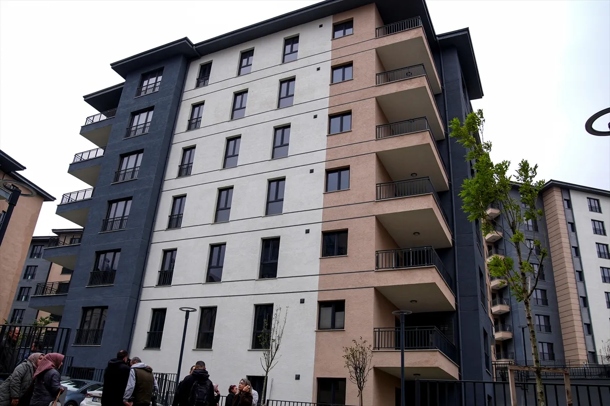 Maltepe’de yıkılan binanın hak sahiplerine yeni konutları teslim ediliyor Maltepe’de yıkılan binanın hak sahiplerine yeni konutları teslim ediliyor