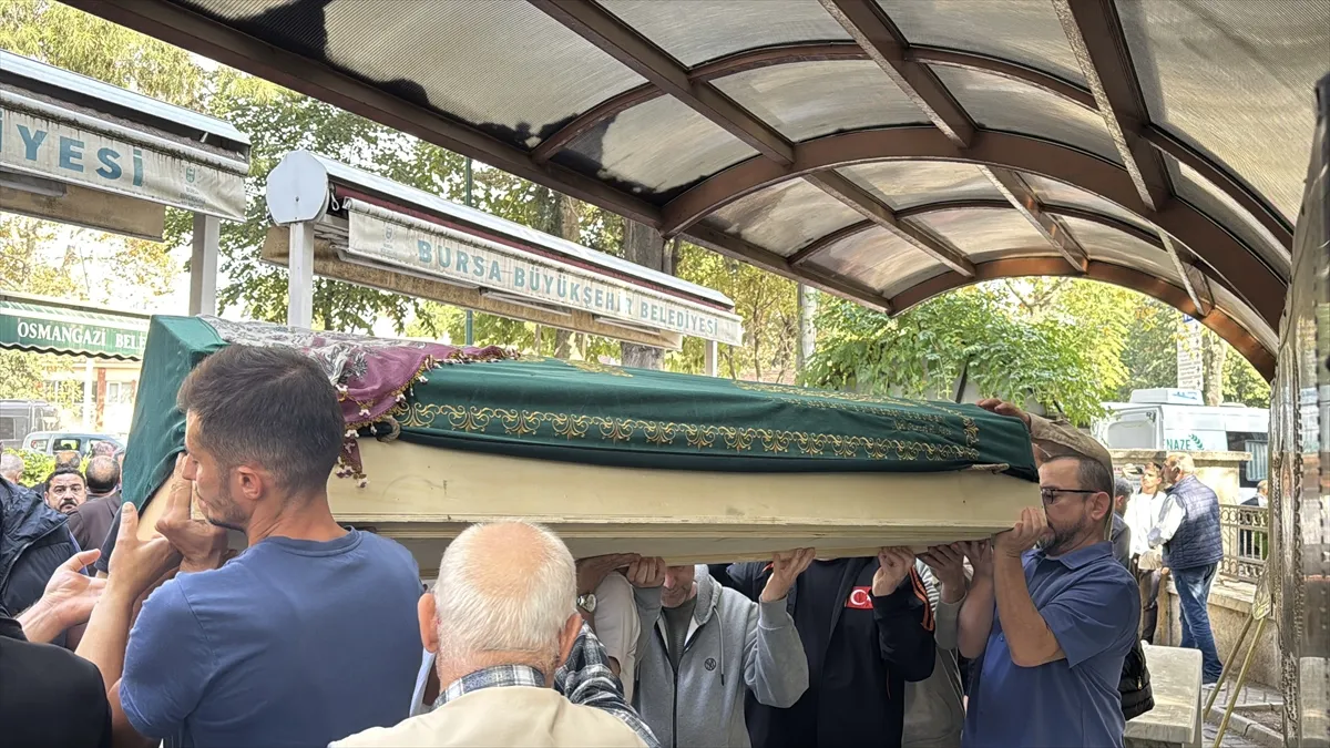 Manisa’daki trafik kazasında hayatını kaybeden 10 kişinin cenazesi Bursa’da defnedildi Manisa’daki trafik kazasında hayatını kaybeden 10 kişinin cenazesi Bursa’da defnedildi