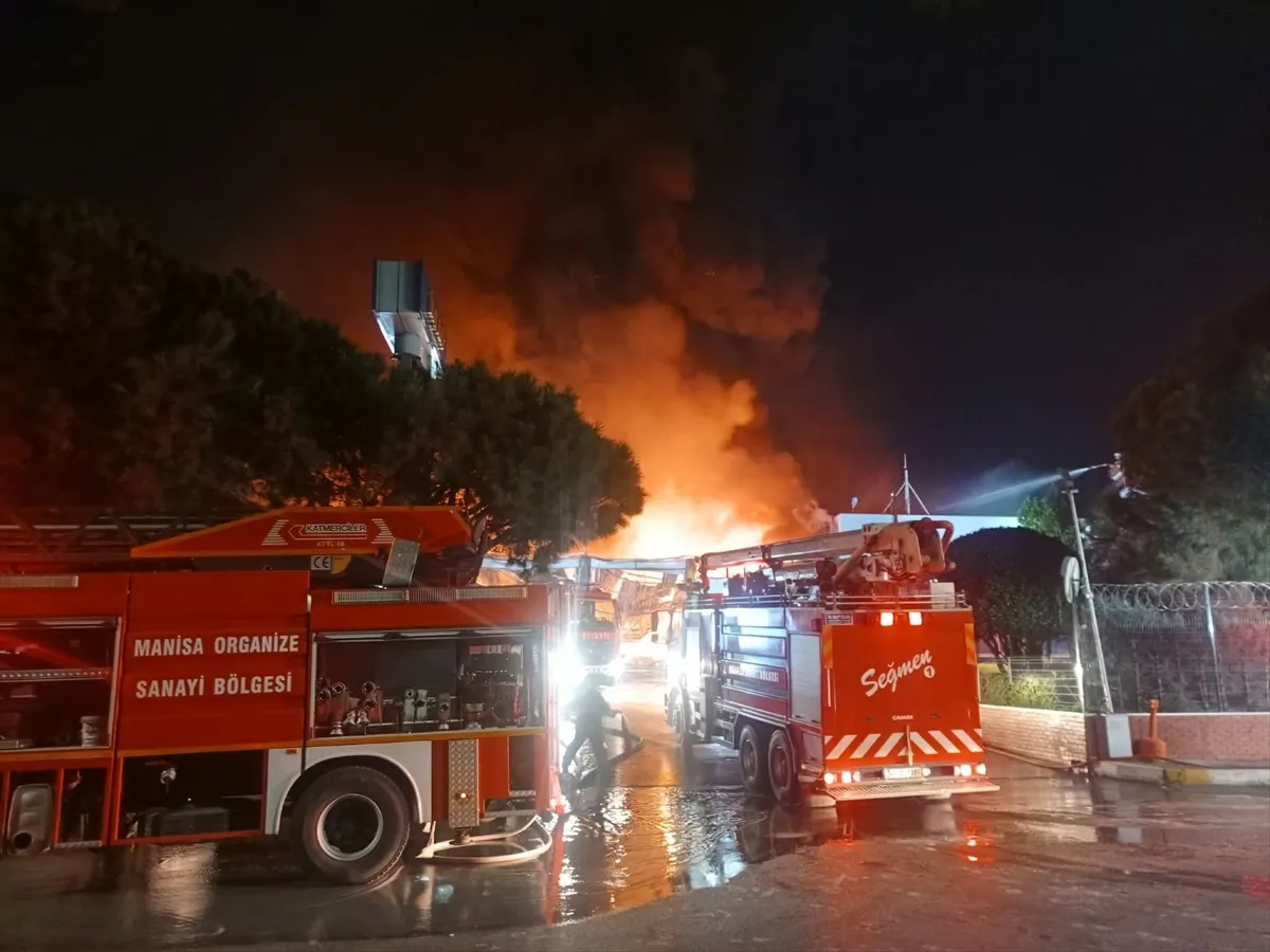 Manisa Yunusemre’de akü fabrikasında yangın çıktı Manisa Yunusemre’de akü fabrikasında yangın çıktı