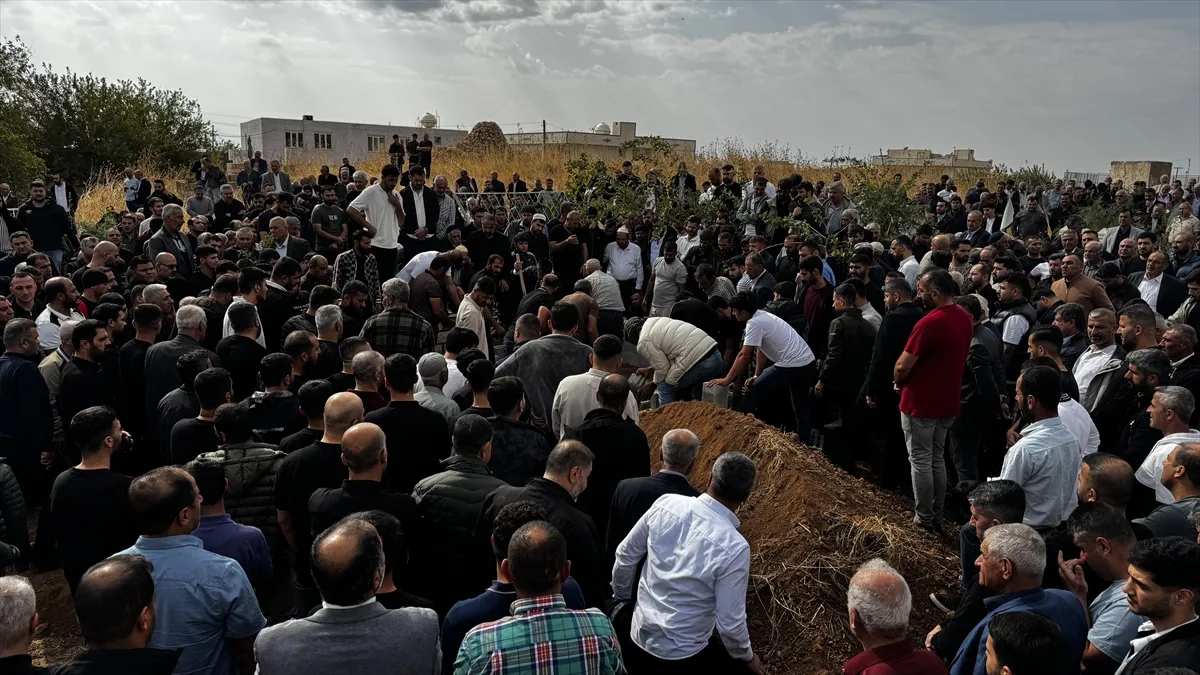 Mardin’de otomobilin kanala devrilmesiyle ölen 6 kişi defnedildi Mardin’de otomobilin kanala devrilmesiyle ölen 6 kişi defnedildi