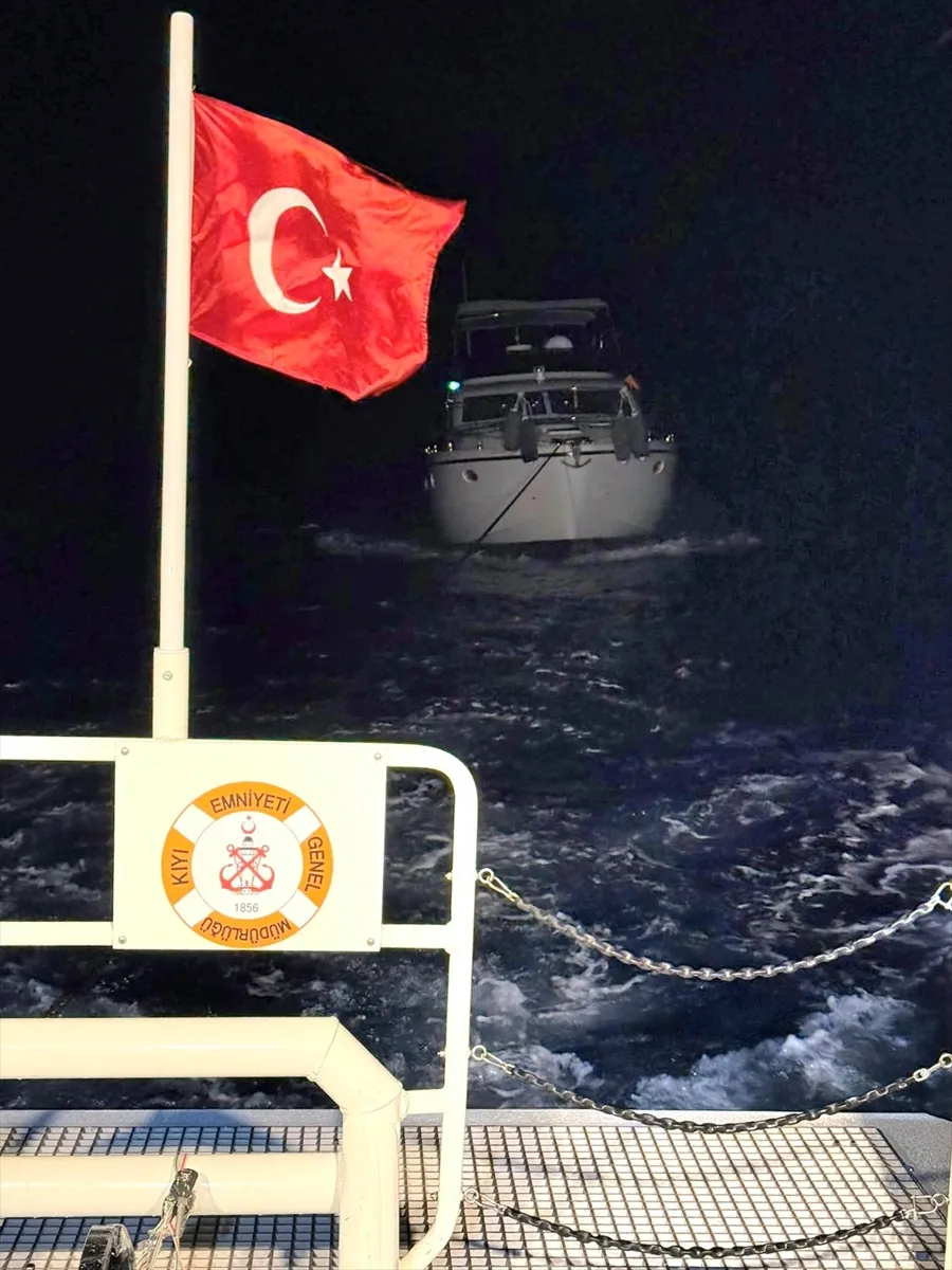 Marmaris açıklarında sürüklenen teknedeki 4 kişi kurtarıldı Marmaris açıklarında sürüklenen teknedeki 4 kişi kurtarıldı