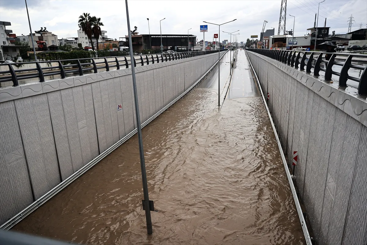 Mersin’de sağanak etkili oldu Mersin’de sağanak etkili oldu