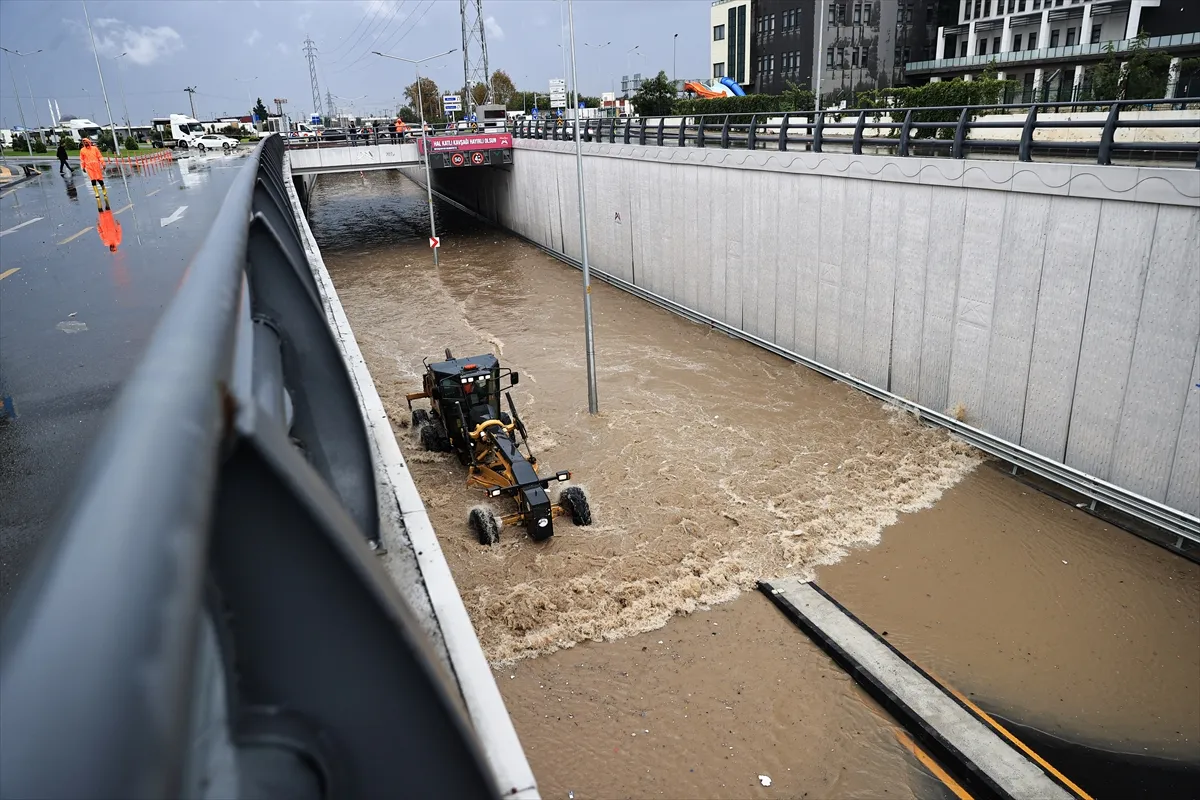 Mersin’de sağanak yaşamı aksattı Mersin’de sağanak yaşamı aksattı