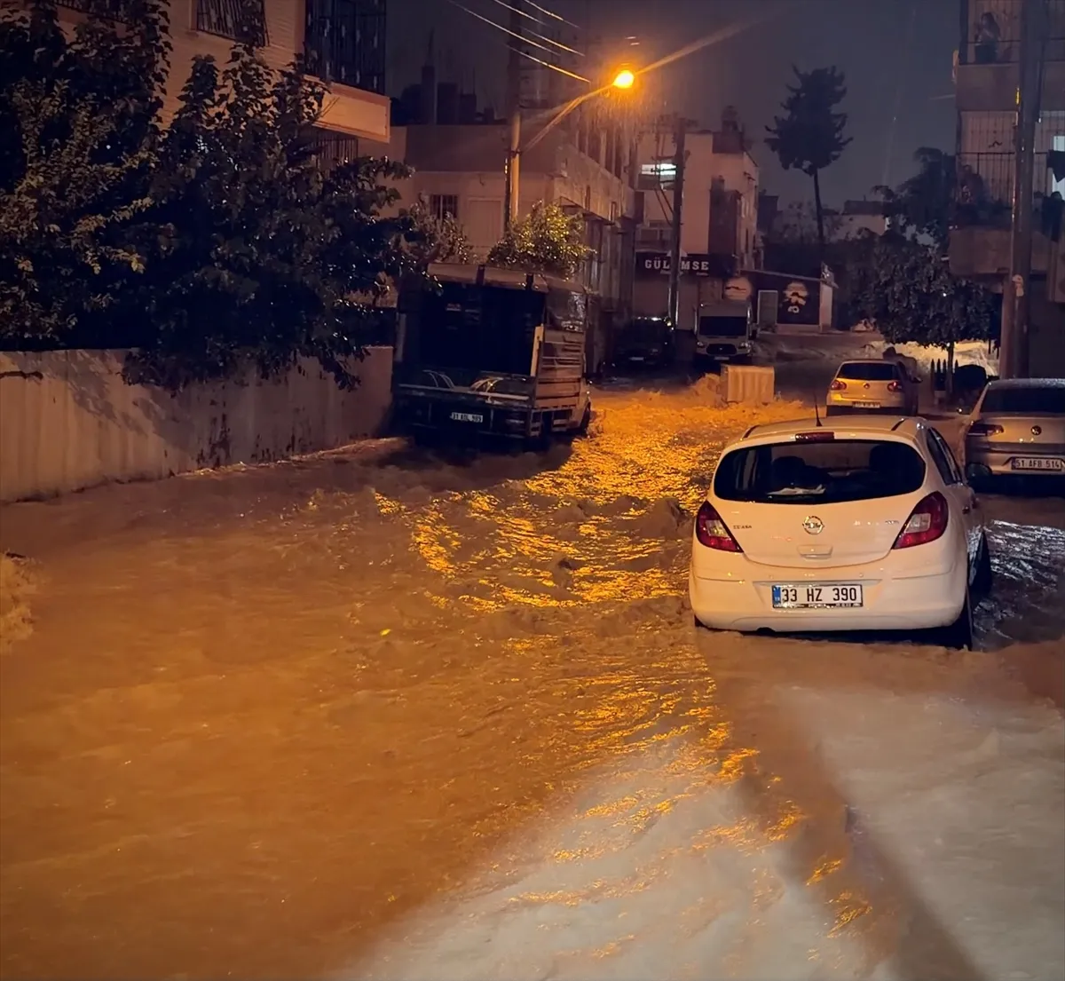 Mersin’de sağanak ev ve iş yerlerini su bastı Mersin’de sağanak ev ve iş yerlerini su bastı