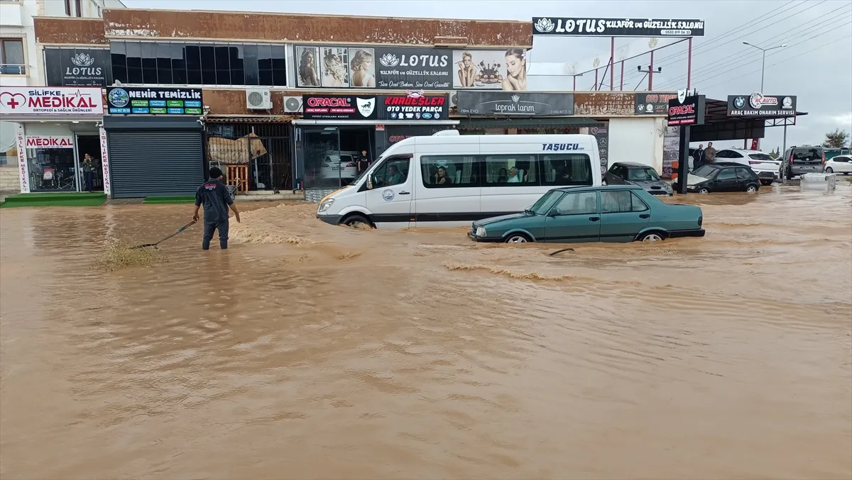 Mersin’de sağanak su baskınlarına neden oldu Mersin’de sağanak su baskınlarına neden oldu