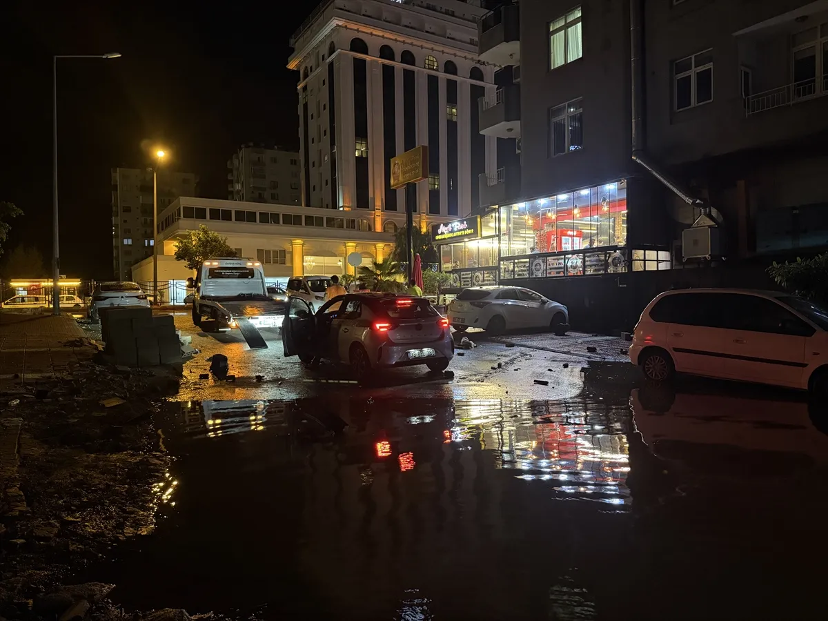 Mersin’de sağanak su baskınlarına neden oldu