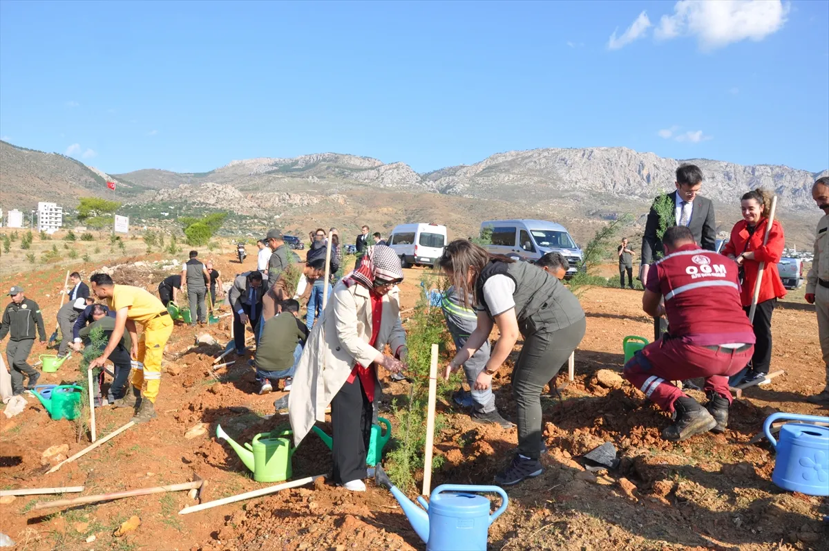 Mersin’de şehit savcı Kiraz’ın adının yaşatıldığı hatıra ormanına 1000 fidan dikildi Mersin’de şehit savcı Kiraz’ın adının yaşatıldığı hatıra ormanına 1000 fidan dikildi