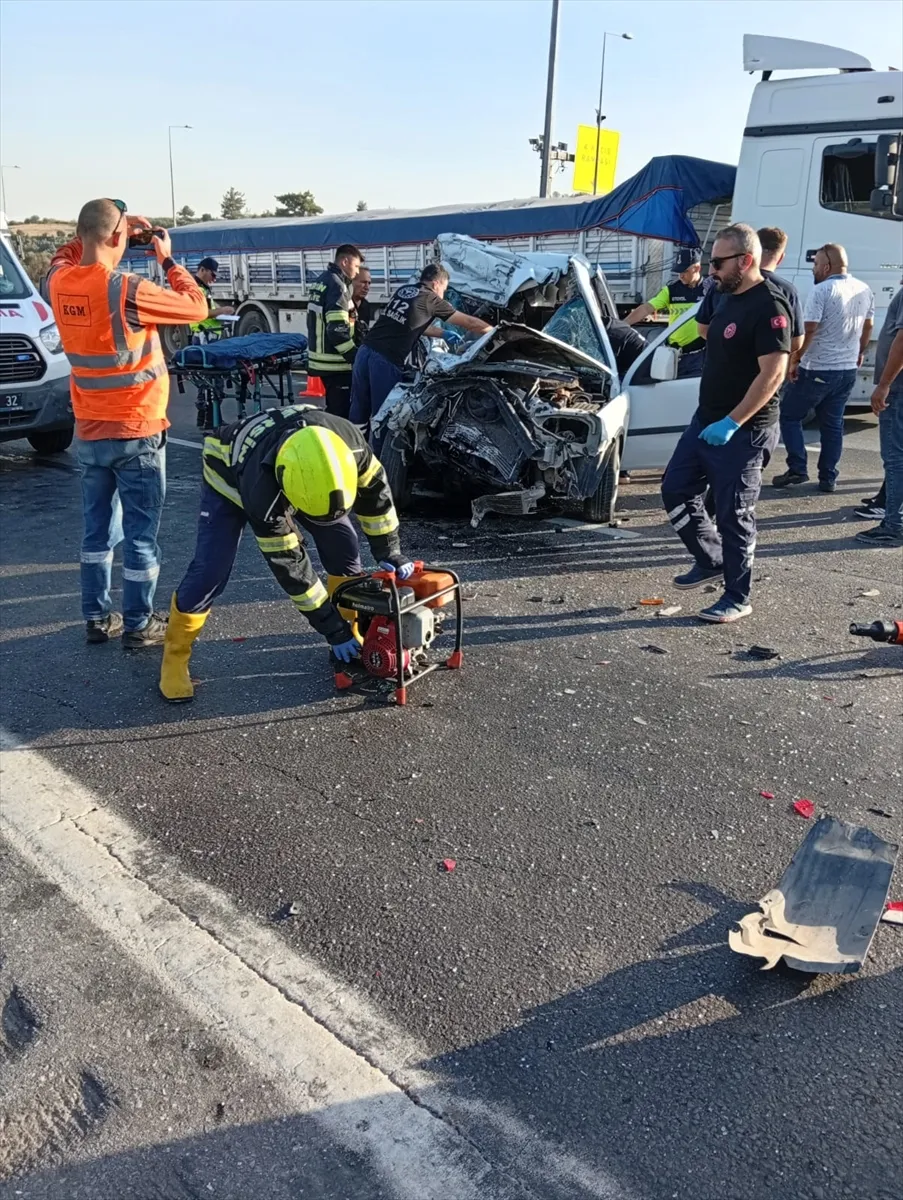 Mersin’de tıra çarpan hafif ticari araçtaki 2 kişi öldü, 1 kişi yaralandı Mersin’de tıra çarpan hafif ticari araçtaki 2 kişi öldü, 1 kişi yaralandı