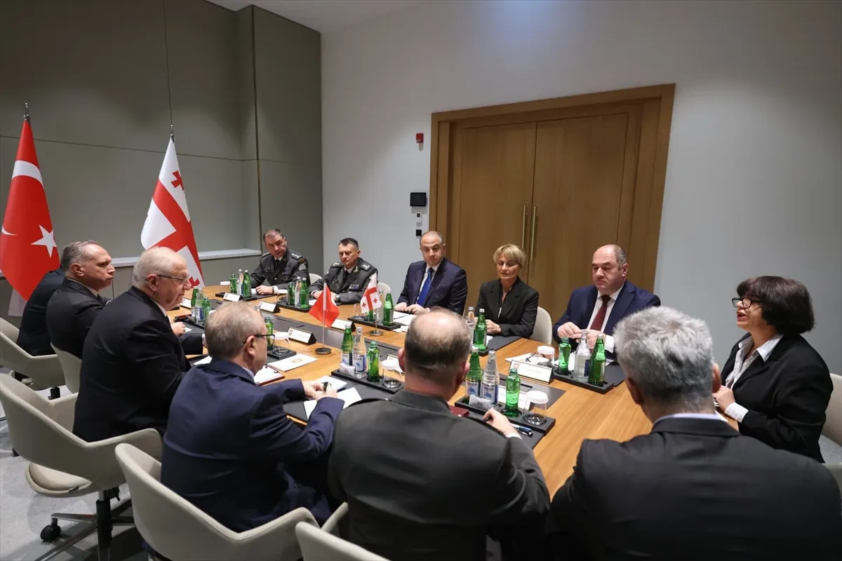 Milli Savunma Bakanı Güler, Gürcistan Başbakan Yardımcısı ve Savunma Bakanı Chikovani ile görüştü Milli Savunma Bakanı Güler, Gürcistan Başbakan Yardımcısı ve Savunma Bakanı Chikovani ile görüştü