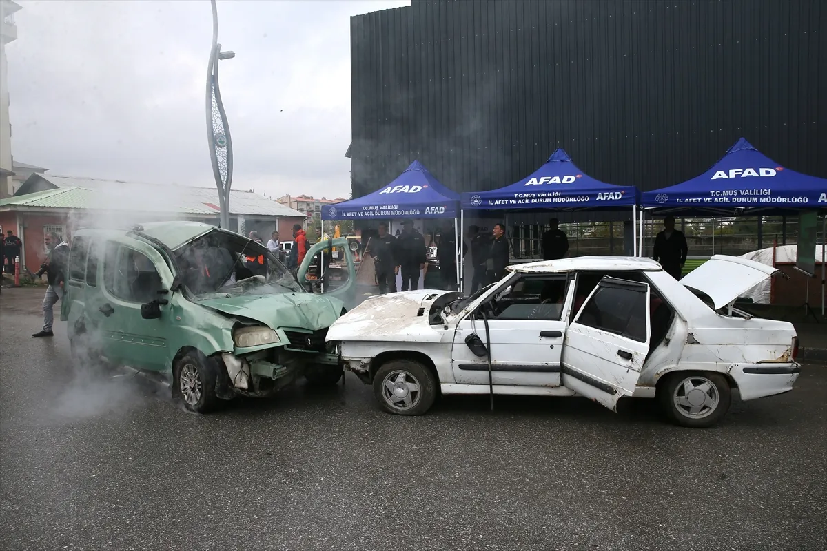 Muş’ta 100 personelle trafik kazası tatbikatı yapıldı Muş’ta 100 personelle trafik kazası tatbikatı yapıldı