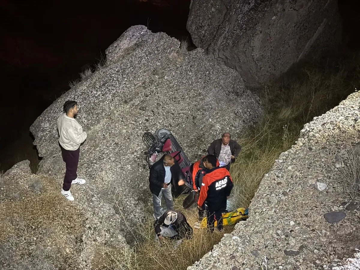 Nevşehir’de uçuruma yuvarlanan motosikletin sürücüsü ekiplerce kurtarıldı Nevşehir’de uçuruma yuvarlanan motosikletin sürücüsü ekiplerce kurtarıldı