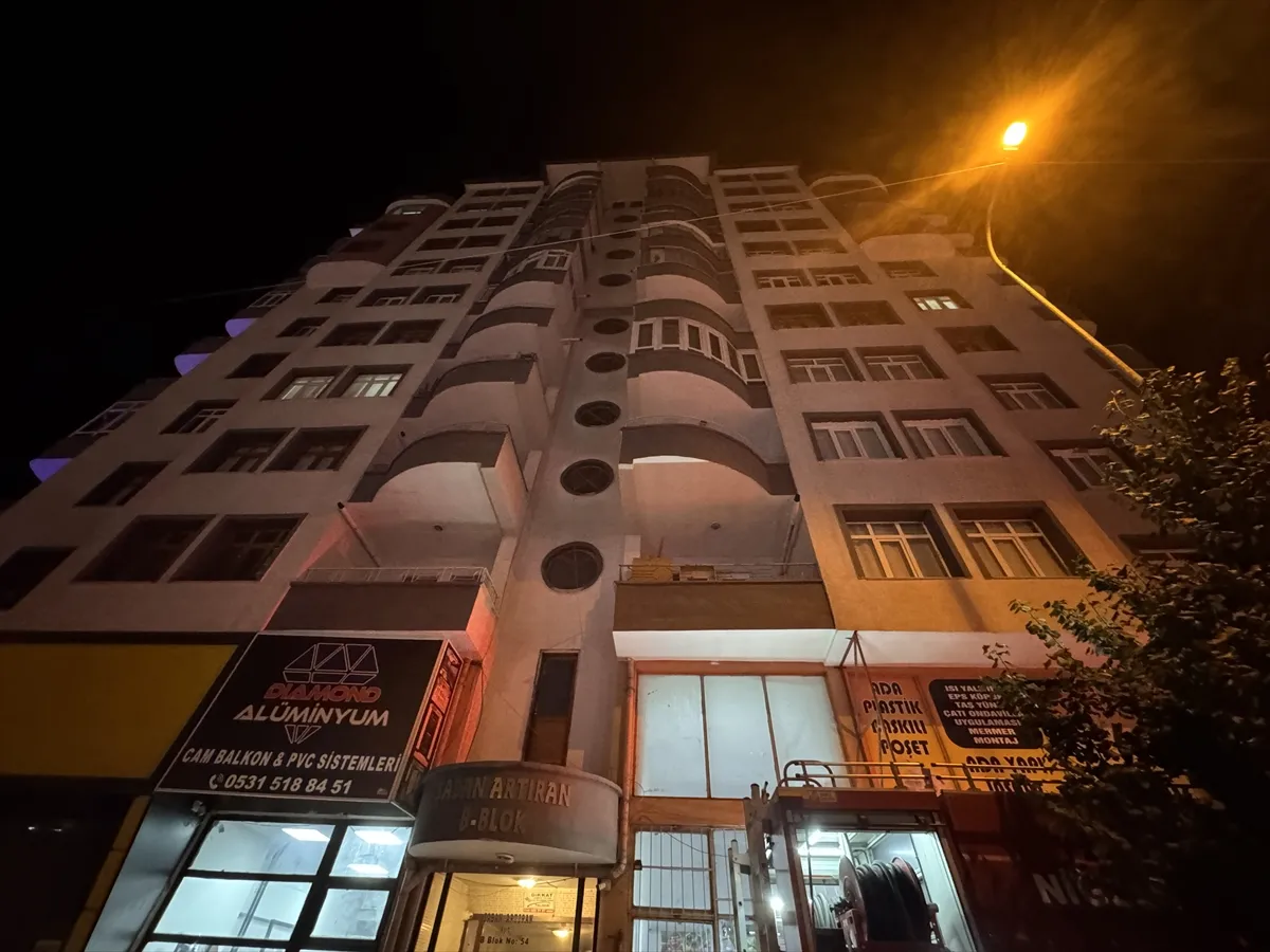 Niğde’de apartman dairesinde çıkan yangında dumandan etkilenen 5 kişi tedavi altına alındı