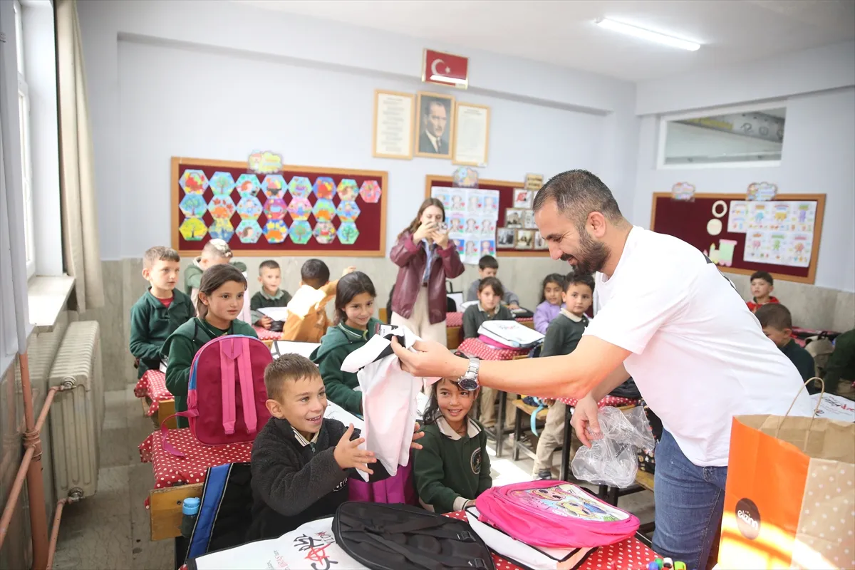 Niğde’de Beşiktaş taraftar grupları, öğrencilere hediye dağıttı Niğde’de Beşiktaş taraftar grupları, öğrencilere hediye dağıttı