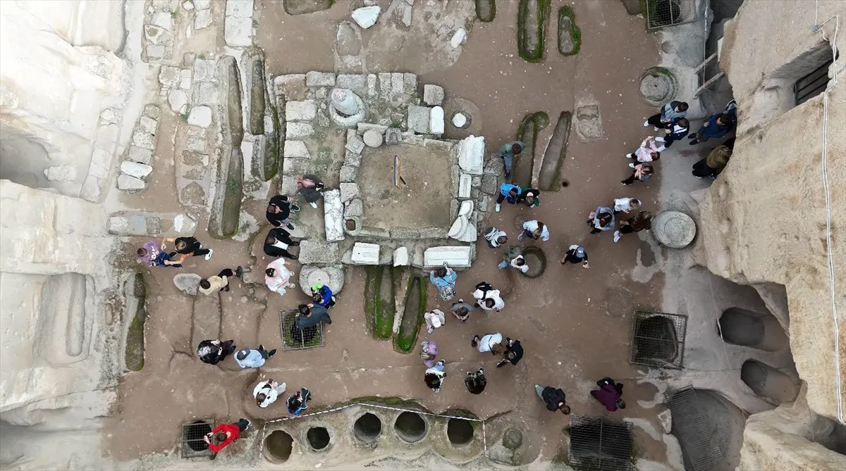 Niğde’de Polonyalı öğrenci ve öğretmenler Gümüşler Manastırı’nı gezdi Niğde’de Polonyalı öğrenci ve öğretmenler Gümüşler Manastırı’nı gezdi