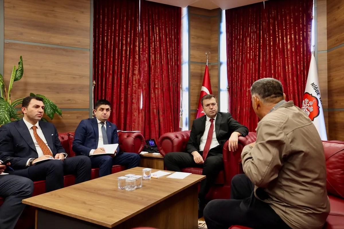 Niğde Valisi Akmeşe halk gününde vatandaşlarla buluştu Niğde Valisi Akmeşe halk gününde vatandaşlarla buluştu
