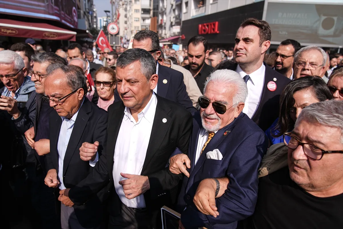 Özel, İzmir’deki ’sansüre hayır’ yürüyüşüne katıldı Özel, İzmir’deki ’sansüre hayır’ yürüyüşüne katıldı