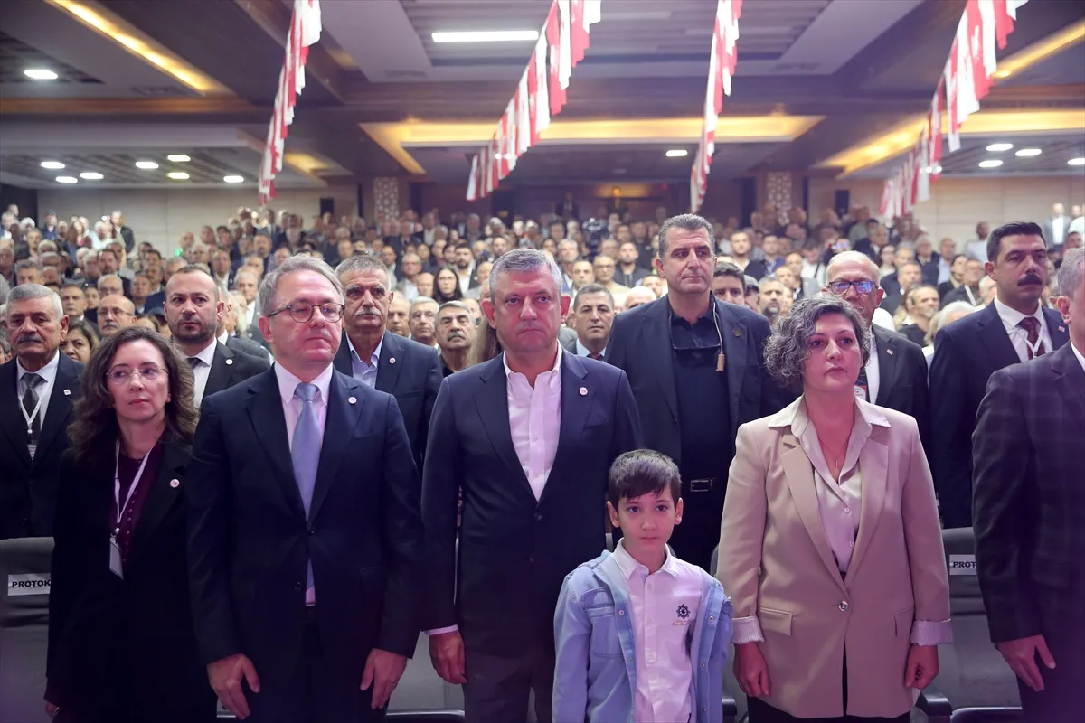 Özgür Özel: Yeni Parti karanlığa inat yakılmış bir mum Özgür Özel: Yeni Parti karanlığa inat yakılmış bir mum