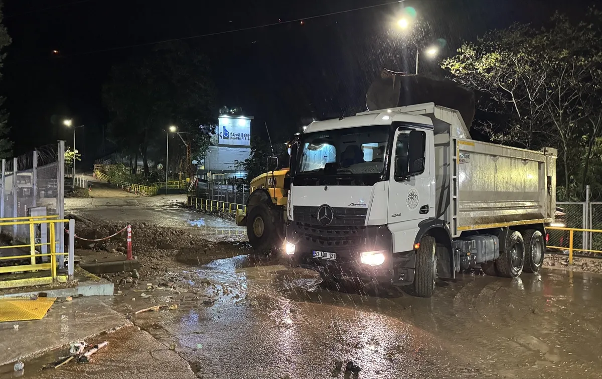 Rize’nin Çayeli İlçesinde Sağanak Yağış Etkili Oldu Rize’nin Çayeli İlçesinde Sağanak Yağış Etkili Oldu