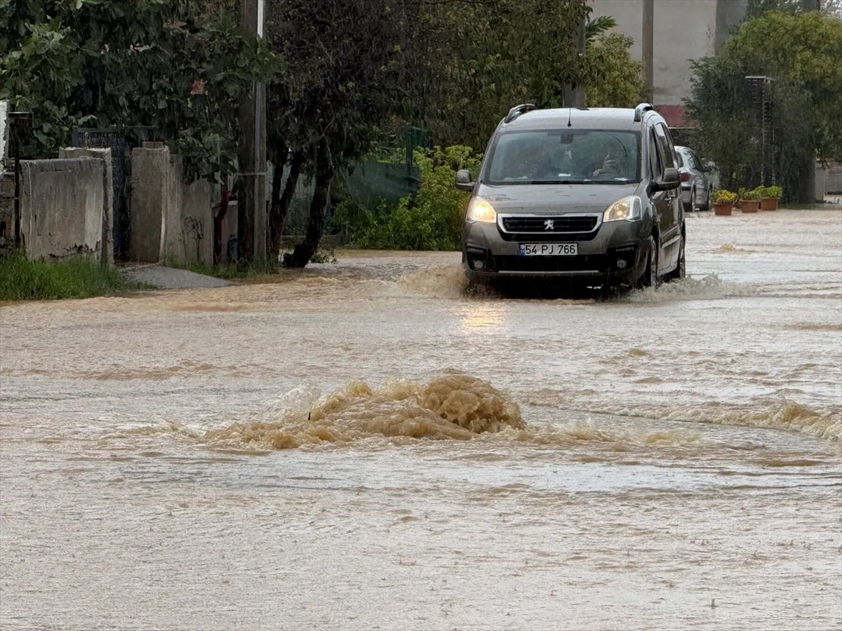 Sağanak nedeniyle Kocaeli’de bazı yollar ulaşıma kapandı, Sakarya’da evleri su bastı Sağanak nedeniyle Kocaeli’de bazı yollar ulaşıma kapandı, Sakarya’da evleri su bastı
